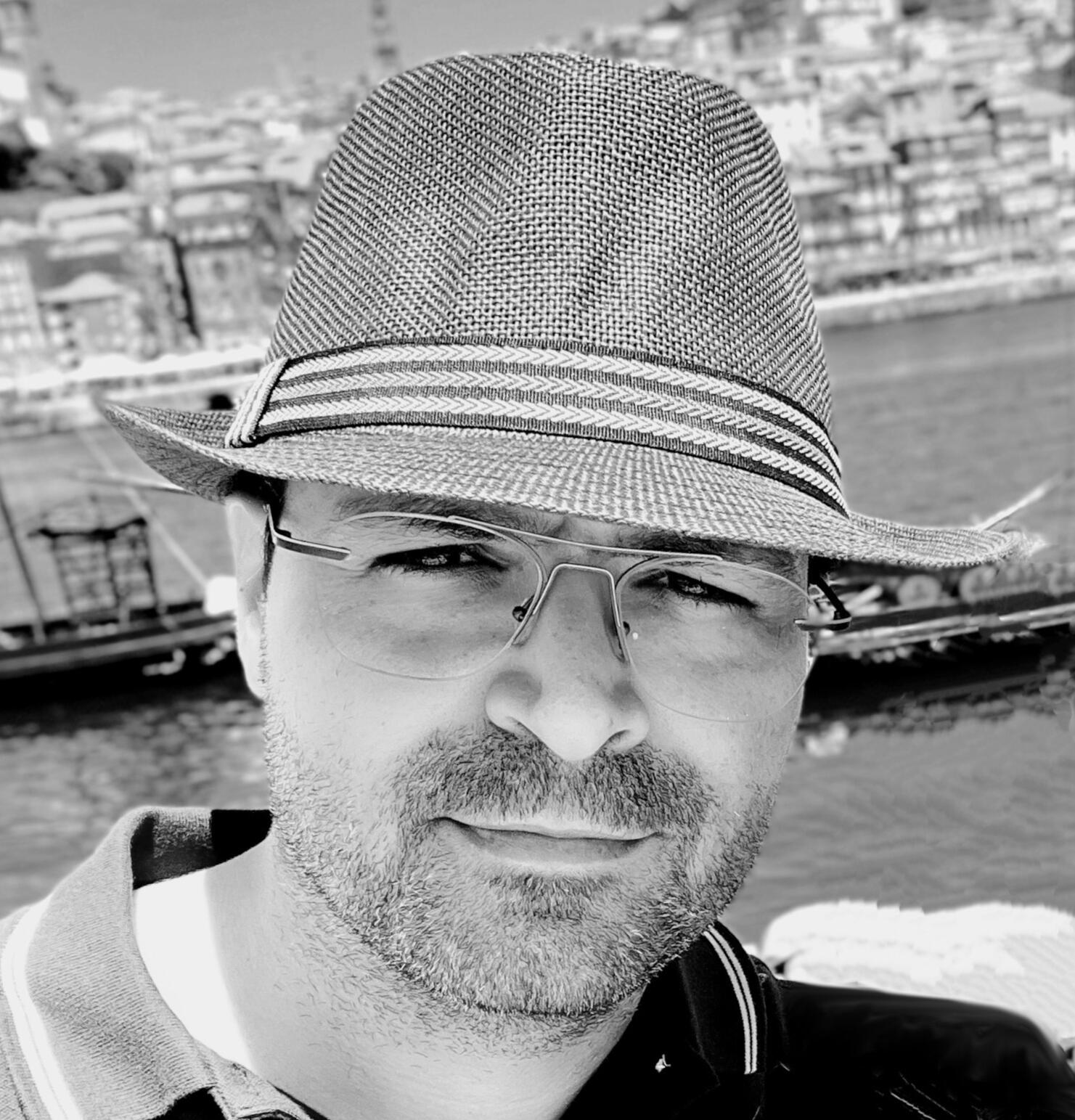 עידן משעל, מייסד ויועץ ראשי, משלב תואר שני MBA בבינה מלאכותית ו-Big Data עם תואר ראשון B.Sc בהנדסת תעשייה וניהול, יחד עם למעלה מ-15 שנות ניסיון מעשי בהובלת ארגונים דרך טרנספורמציה דיגיטלית מוצלחת.